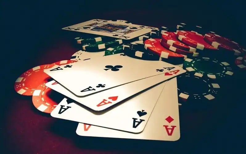 Ruang permainan kasino online dengan dealer live dan slot modern cobra33